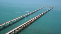 Awalnya, digunakan sebagai rel kereta lintas laut, lalu dibuat menjadi jalan tol sejak 1950. (Karen Bleier/AFP/Getty Images)