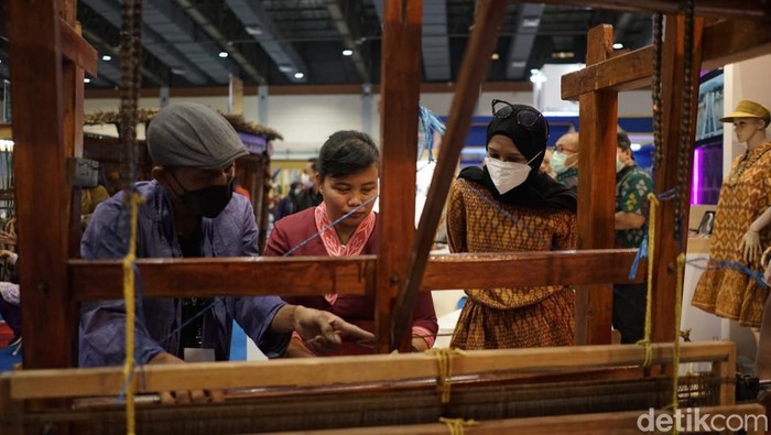 Presiden Jokowi memesan tenun ikat Bandar Kidul, Kota Kediri