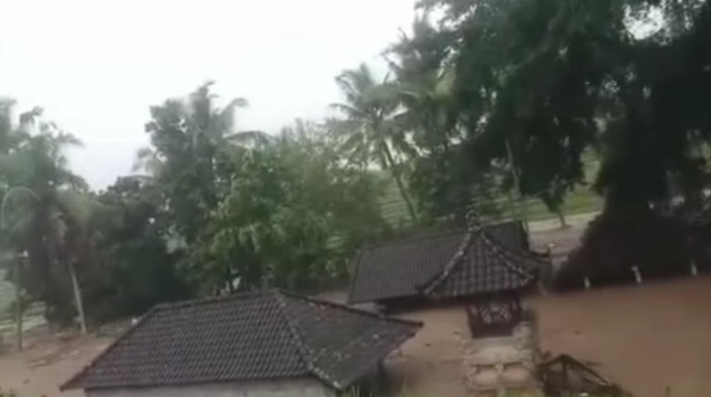 Pura Campuhan Banjar Ganter terdampak banjir di Bali