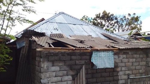 Rumah warga Desa Bayan yang diterjang angin puting beliung.