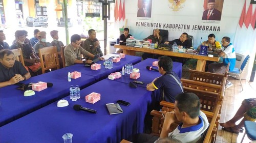 Rapat koordinasi terkait banjir dan hutan di Rumah Jabatan Bupati Jembrana, Jumat (21/10/2022).