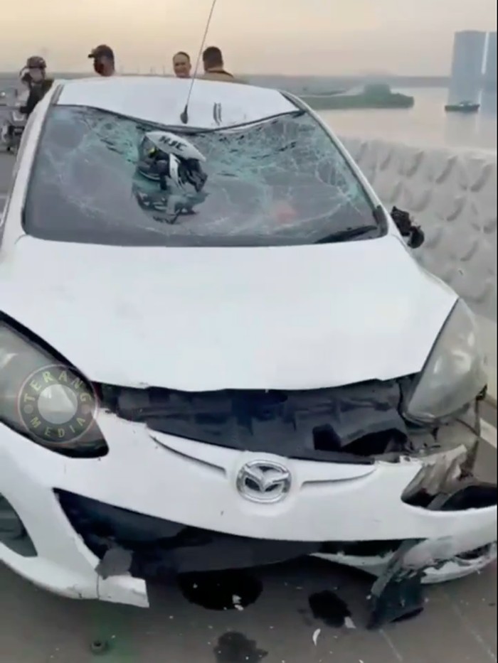 Rombongan pesepeda ditabrak mobil di Jembatan Baruyungan PIK 2, Tangerang. Mobil itu disebut tidak melaju dalam kecepatan tinggi. (Tangkapan layar video viral)