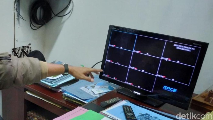 Ruang monitor CCTV.