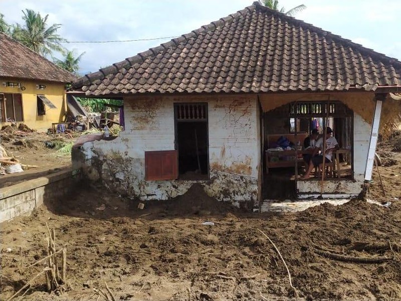 Rumah warga pascabanjir bandang di Jembrana, Bali.