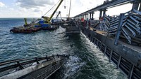 Akibat ledakan bom itu, salah satu jalur mobil di jembatan terputus.