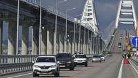 Jembatan Krimea ini menghubungkan daratan Rusia dan semenanjung Krimea di atas Selat Kerch.