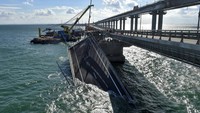 Jembatan yang memegang posisi strategis dan simbolis penting Rusia rusak akibat bom pada Sabtu (8/10/2022).