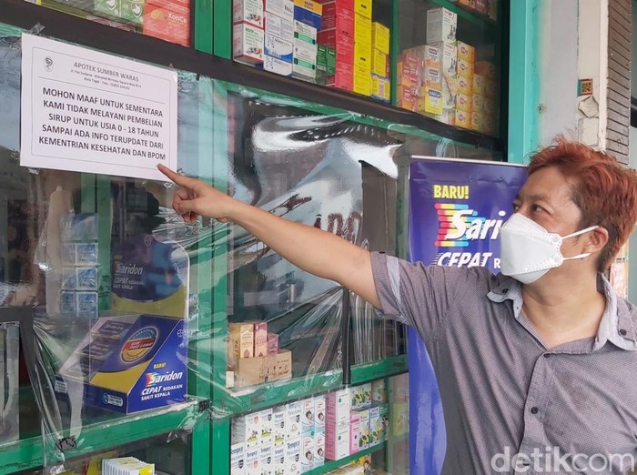 Salah satu apotek di Kota Tegal memasang imbauan soal larangan mengonsumsi obat sirup, Jumat (21/10/2022).