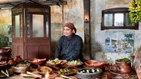 Waroeng Jawa berlokasi di Hotel Tugu Blitar, Jalan Merdeka Nomor 173. Setiap sore, tamu hotel dan pengunjung umum bisa nikmati tea time dengan jajanan tradisional di sini.