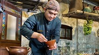 Waroeng Jawa beroperasi setiap sore pukul 16.00-18.00. Tempat makan ini benar-benar menerapkan konsep sederhana bergaya Jawa tradisional yang diterangi lampu minyak.