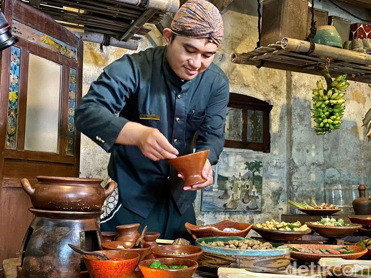 Asyiknya Ngeteh Cantik Sambil Ngemil Jajan Pasar di Waroeng Jawa Blitar