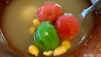 Wedang ronde, hidangan penutup yang populer saat Imlek. Nama aslinya yuánxiāo atau tāngyuán. Bentuk bulatnya menyimbolkan kebersamaan keluarga.Foto: Andi Annisa DR/detikfood