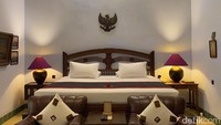 Hotel Tugu Blitar sendiri merupakan hotel penuh sejarah. Di dalamnya terdapat kamar bernama Sang Fajar Suite yang didedikasikan khusus untuk Bung Karno.