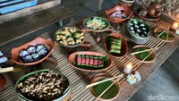 Pilihannya lengkap dan bakal berganti setiap hari. Disajikan di atas bale-bale bambu, siapapun pasti tergoda cicip semua jajan pasar!