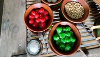 Menikmati jajan pasar sore hari paling enak ditemani secangkir teh hangat atau wedang ronde. Waroeng Jawa pun menyediakan minuman pendamping yang menyegarkan ini.