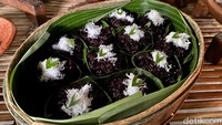 Ada juga sawut, jemblem, kemplang, gethuk, kue lumpur, pipes, nagasari, mendut, sate cenil, kacang rebus, sukun goreng, dan banyak lainnya.