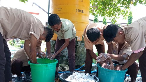 Siswa SMA Negeri 1 Amfoang Barat Laut, Kupang, NTT, memproduksi minyak goreng kelapa.