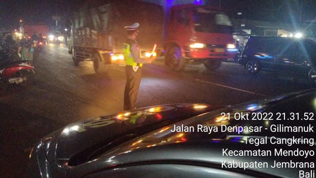Situasi lalu lintas Jalur Denpasar-Gilimanuk pasca banjir bandang di Jembrana, Jumat (21/10/2022).