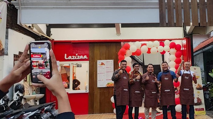 SKB Food Akuisisi Perusahaan Makanan Cepat Saji Lazizaa PT Sari Kreasi Boga (SKB Food) Tbk (kode saham: RAFI) menuntaskan akuisisi terhadap 54% kepemilikan saham perusahaan makanan cepat saji asal Sidoarjo, Jawa Timur, PT Lazizaa Rahmat Semesta (LRS).