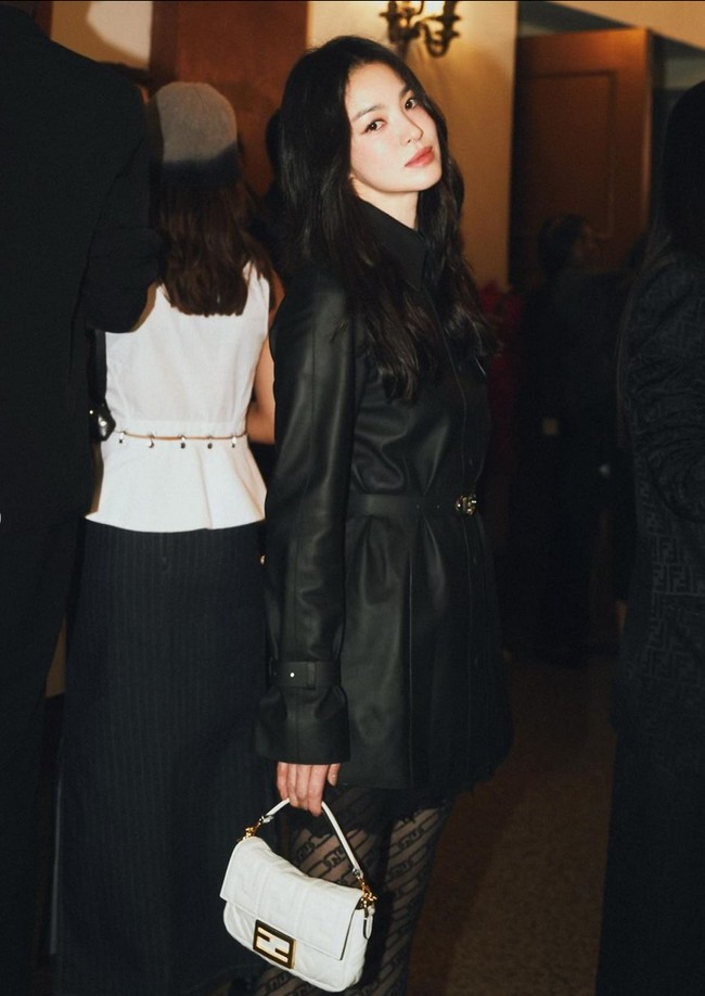 Ikat pinggang sebagai aksen pada busana membuat penampilannya lebih stylish. Foto: Instagram/@kyo1122