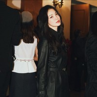 Ikat pinggang sebagai aksen pada busana membuat penampilannya lebih stylish. Foto: Instagram/@kyo1122