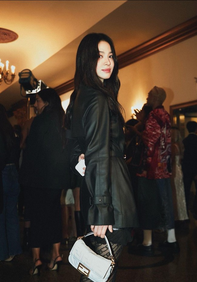 Sebagai pelengkap busana, mantan istri Song Joong Ki ini menenteng tas putih dari brand Fendi. Foto: Instagram/@kyo1122