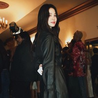 Sebagai pelengkap busana, mantan istri Song Joong Ki ini menenteng tas putih dari brand Fendi. Foto: Instagram/@kyo1122