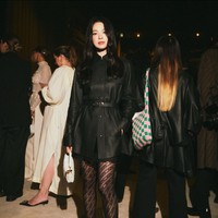 Song Hye Kyo tampak mengenakan mini dress hitam berpotongan tailoring dari material kulit. Aktris 40 tahun ini memadukannya dengan stocking berwarna senada. Foto: Instagram/@kyo1122