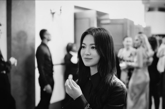 Memasang senyum tipis, kecantikan bintang serial ‘Encounter’ ini makin terpancar. Foto: Instagram/@kyo1122