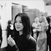 Memasang senyum tipis, kecantikan bintang serial ‘Encounter’ ini makin terpancar. Foto: Instagram/@kyo1122