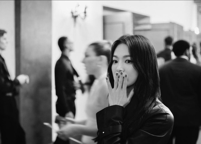 Tampil dengan makeup tipis dan rambut digerai, kecantikan alami Song Hye Kyo makin terpancar. Foto: Instagram/@kyo1122