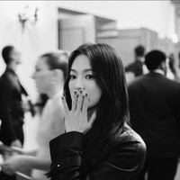 Tampil dengan makeup tipis dan rambut digerai, kecantikan alami Song Hye Kyo makin terpancar. Foto: Instagram/@kyo1122