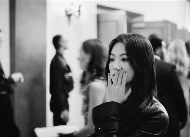 Cat kuku warna bold menghiasi kuku-kukunya agar penampilannya tak membosankan. Foto: Instagram/@kyo1122