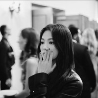 Cat kuku warna bold menghiasi kuku-kukunya agar penampilannya tak membosankan. Foto: Instagram/@kyo1122