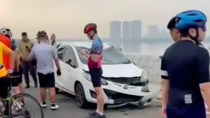 Sopir mobil berinisial TJ (25) ditetapkan sebagai tersangka terkait kasus kecelakaan yang menyebabkan sejumlah pesepeda terluka. TJ terancam 5 tahun penjara. (Tangkapan layar video viral)