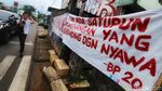 Spanduk Tragedi Kanjuruhan Mejeng di Joglo Jakbar