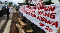 Di sebelahnya terdapat spanduk bertuliskan Tak Ada Satupun Kemenangan yang Sebanding dengan Nyawa