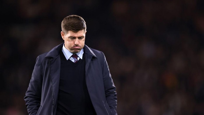 LONDON, ENGLAND - OCTOBER 20: Steven Gerrard, Manager of Aston Villa looks dejected following their sides defeat after the Premier League match between Fulham FC and Aston Villa at Craven Cottage on October 20, 2022 in London, England. (Photo by Ryan Pierse/Getty Images)