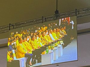 Jokowi Kaget Lihat Luhut: Biasa Pake Batik, Ini Pake Jas Kuning