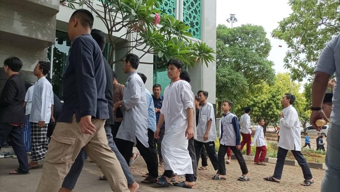 Suasana jemaah datang untuk salat Jumat di Hall JIC usai kubah masjid terbakar (Paradisa-detikcom)