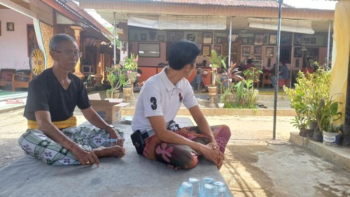 Suasana Rumah Duka Mahasiswi Korban Tewas Dalam Kecelakaan Maut di Buleleng, Jumat (21/10/2022).
