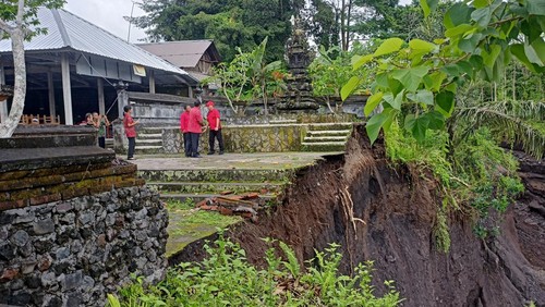 Tembok penyengker di areal Padmasana SMPN 3 Bebandem, Karangasem, Bali, jebol.