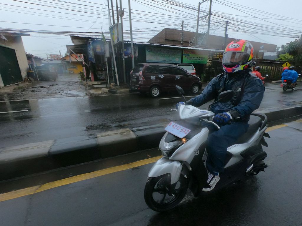 Tips berkendara motor yang aman saat kondisi hujan
