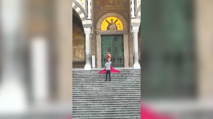 Turis bugil di depan Katedral Amalfi