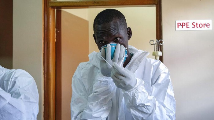 Seorang dokter mengenakan peralatan pelindung saat ia bersiap untuk mengunjungi seorang pasien Ebola di bagian isolasi Rumah Sakit Rujukan Regional Entebbe di Entebbe, Uganda, Kamis (20/10/2022).