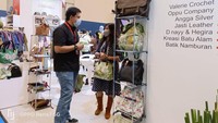 Dept. Head Training & Mentoring Yayasan Dharma Bhakti Astra (YDBA), Aloysius Daniel Harbianto, saat berinteraksi dengan Abigail, Pemilik UMKM binaan YDBA dari Yogyakarta, Jasti Leather, di booth YDBA dalam pameran Trade Expo Indonesia (TEI) 2022 yang berlangsungsejak 19 - 24 Oktober 2022 di ICE, BSD.
