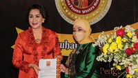 Ketua Umum Kongres Wanita Indonesia (Kowani) Giwo Rubianto Wiyogo (kiri) bersama Ketua Umum Pencinta Pesona Wastra Nusantara (PPWN) Riri Harry Sohar menunjukkan surat Pengukuhan Ketua Umum dan Pelantikan Pengurus Silaturahmi PPWN periode 2022-2027 di Ambhara Hotel, Jakarta Selatan.