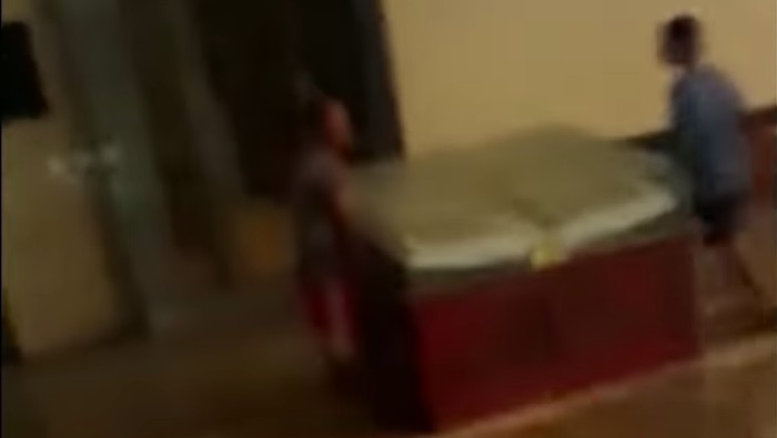 Video sejumlah warga menyelamatkan Al-Quran raksasa saat kebakaran JIC viral di medsos. Penyelamatan itu dilakukan saat kebakaran masih terjadi. (Tangkapan layar video viral)