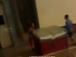 Viral Aksi Warga Selamatkan Al-Quran Raksasa Saat Kubah JIC Terbakar