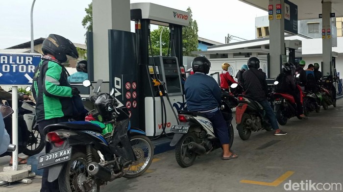 SPBU VIVO resmi menjual BBM RON 90. Saingan Pertalite ini dijual dengan harga Rp 12.600 per liter.